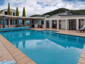 Poolside Retreat - Picton Holiday House Waikawa